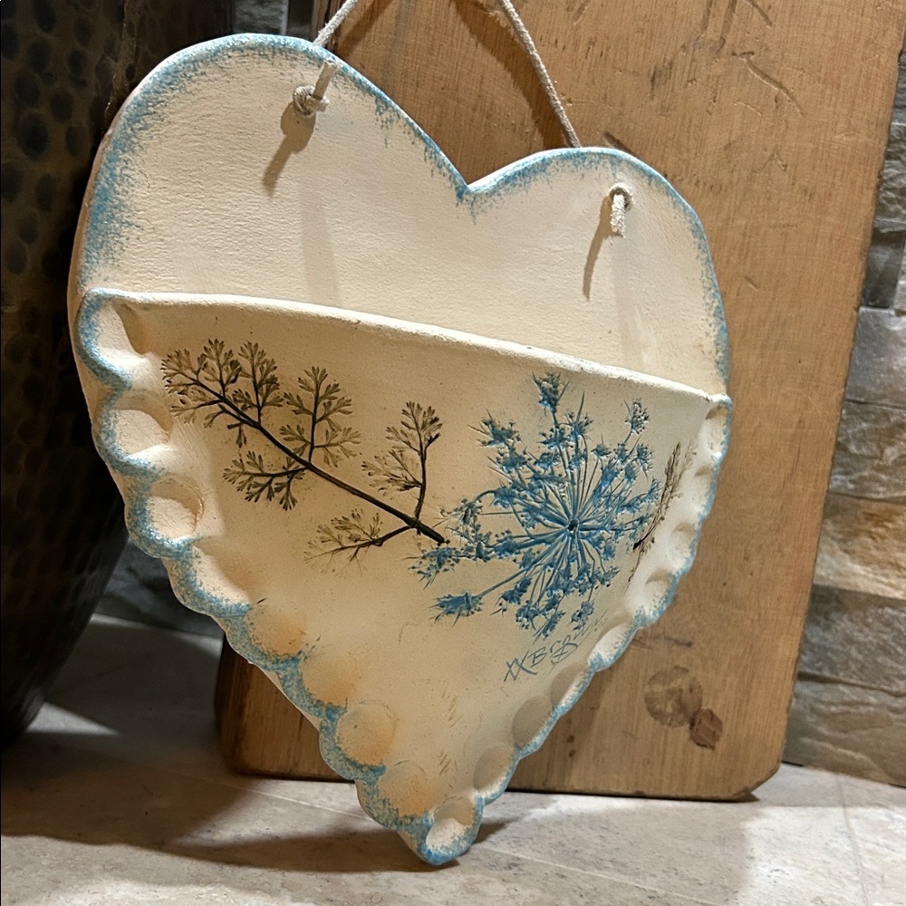 Ceramic heart-shaped pottery wall pocket Vase - Picture 3 of 9